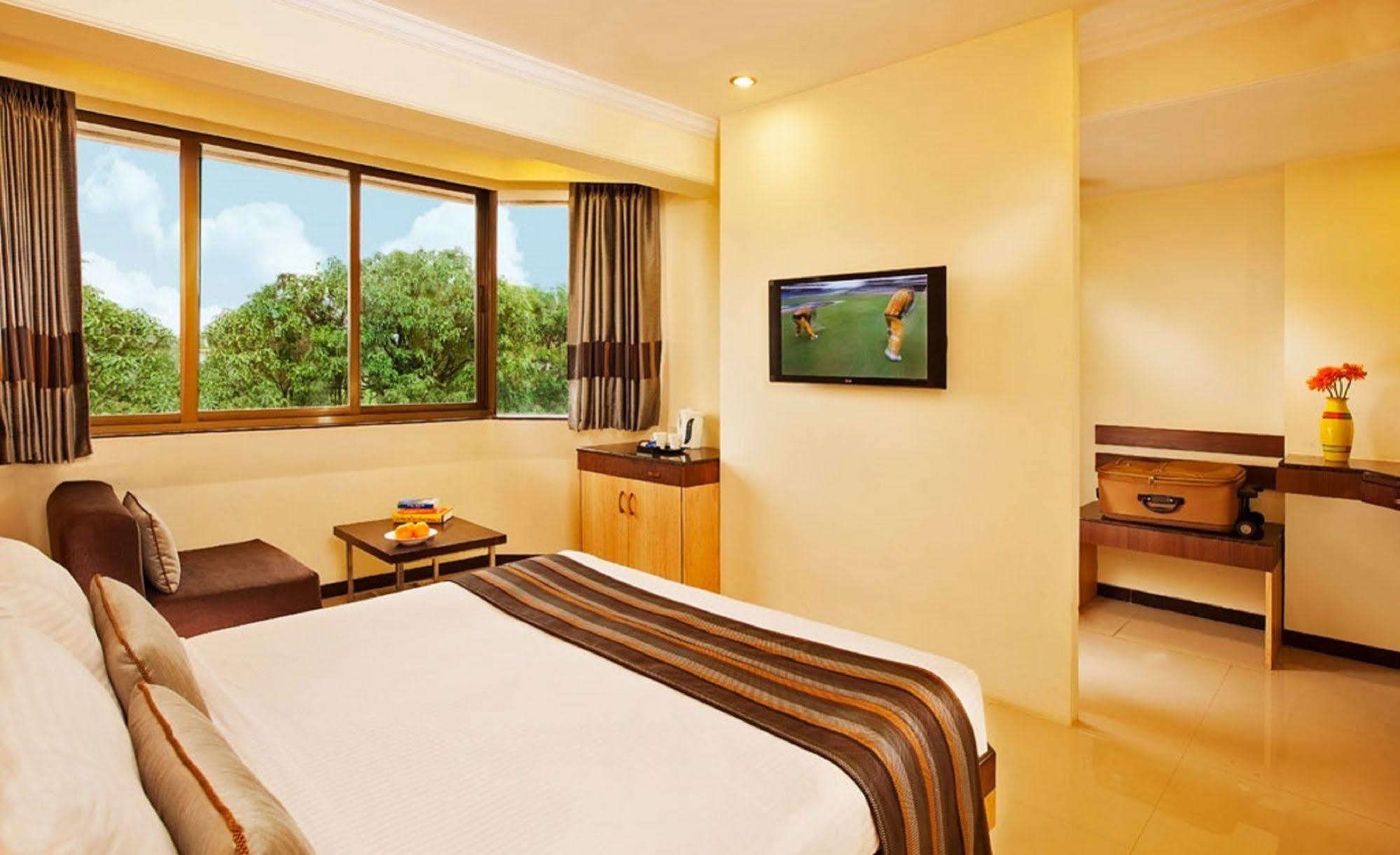 Hotel Sterling Lonavla Exterior foto